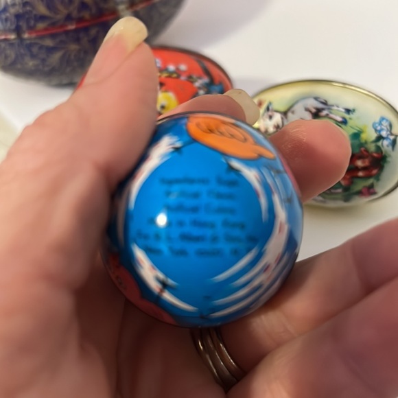 4 vintage tin Hong Kong & unmarked Easter egg candy container - Picture 5 of 12